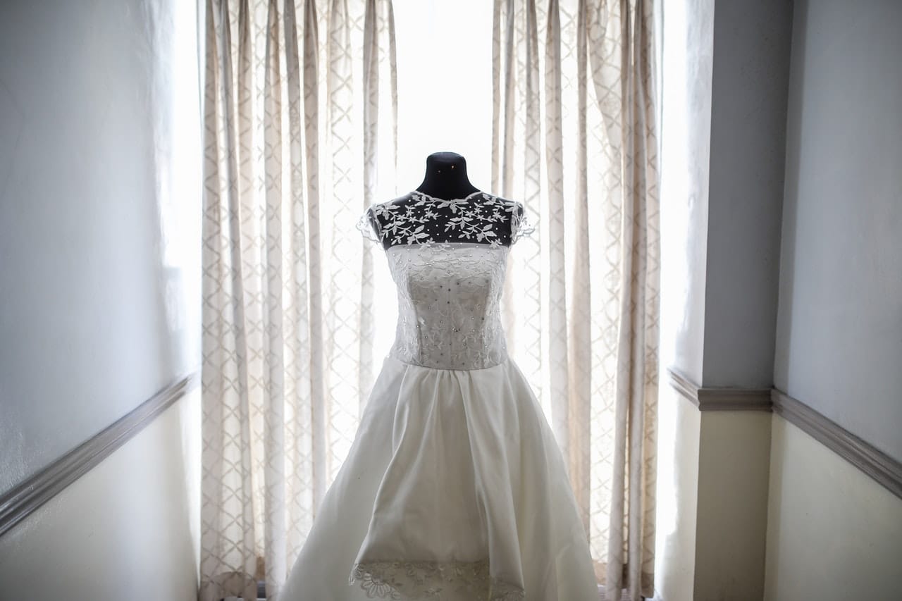 How Much Does it Cost to Ship a Wedding Dress? Pricing And Cost Data